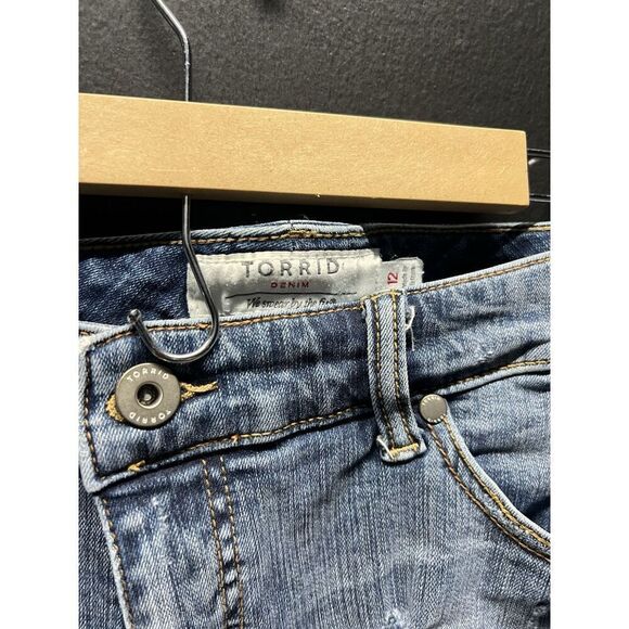 Torrid Women's Cutoff Denim Jean Shorts Size 12 Blue White Lace Stretch Denim - Picture 2 of 4